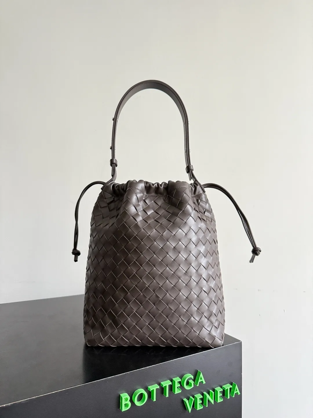 Batch 2280 BOTTEGA VENETA2025 new woven Biblioteca Bucket perfectly integrates casual texture, using classic Intrecciato woven leather, which feels soft but stiff, allowing the bag to drape naturally without losing the three-dimensional effect. The drawstring design of the drawstring pocket makes opening and closing more direct and adds a casual atmosphere. If you are on a short business trip, you can put some skin care samples in your bag. The front compartment or rear zipper can also be used to store ID cards, bank cards, etc. The solid color design of the bag is very versatile, and it doesn’t feel too picky when paired with any clothes. The leather material is also very high-quality! Style number: 836020 Size: 24*33*14cm